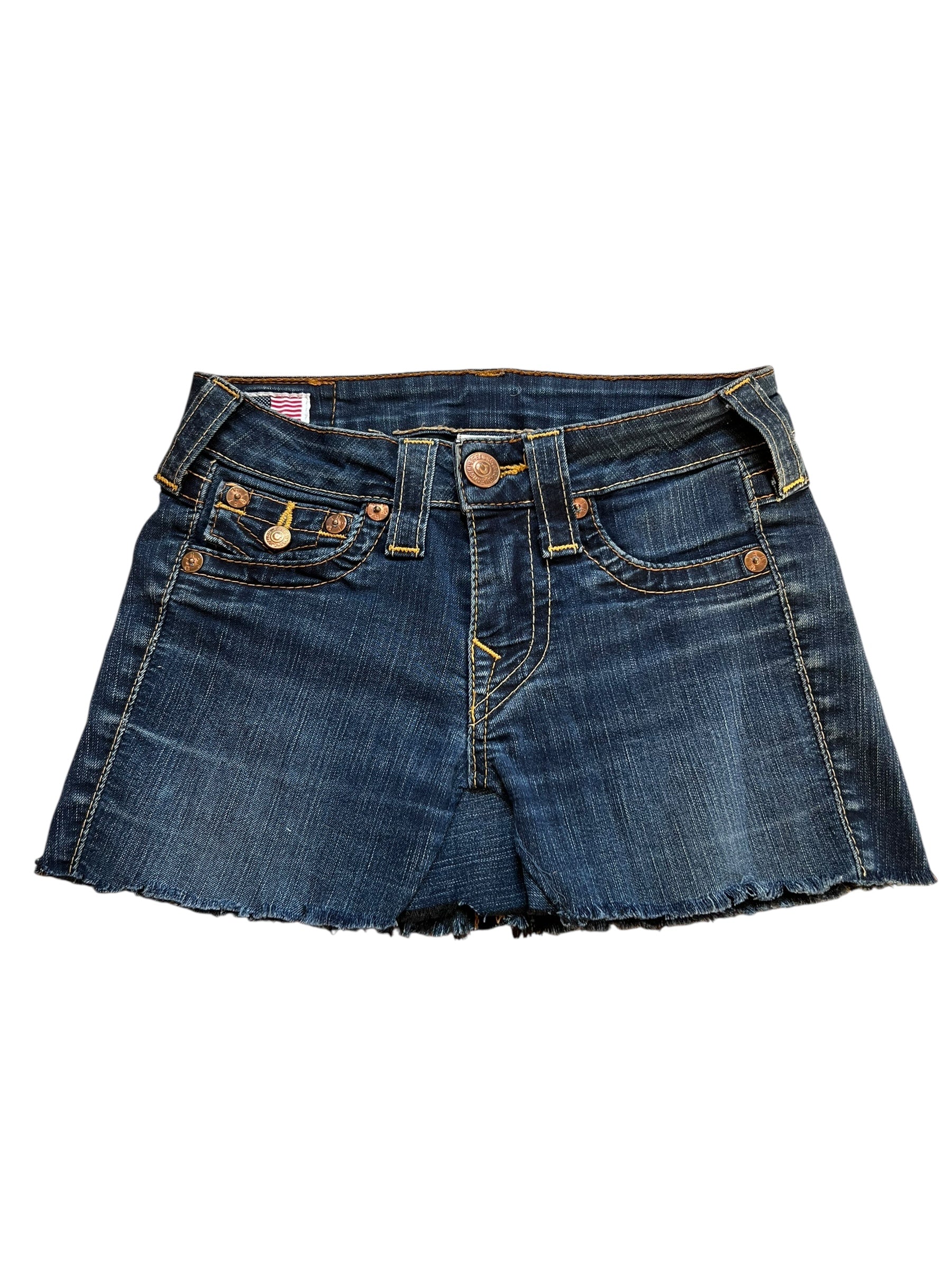 Ein True Religion Rock in Größe 24 (XS) von ZAZA resell, mit ausgefransten Säumen und mehreren Taschen, liegt flach auf einem weißen Hintergrund.