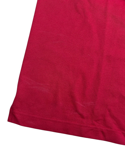 Nahaufnahme der Ecke eines roten Burberry Polo Shirts (L) von ZAZA resell, die einen gesäumten Rand und eine subtile diagonale Struktur zeigt. Maße in Zentimetern auf Anfrage; Zustand 8/10.
