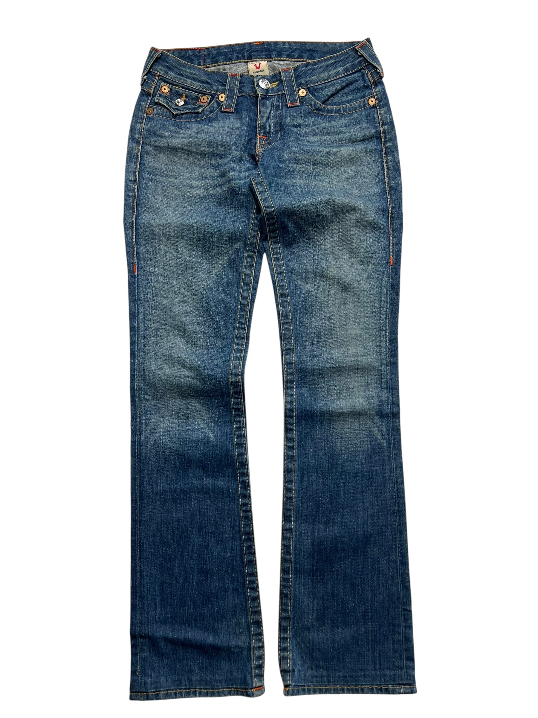 True Religion Billy - Low Rise Straight Jeans von ZAZA resell, Größe 26 (S/M), aus blauem Denim, klassischer Five-Pocket-Stil, orangefarbene Nähte, leicht ausgestelltes Bein. Flach auf weiß gelegt für klare Sicht auf Bundweite und Außenbeinlänge.