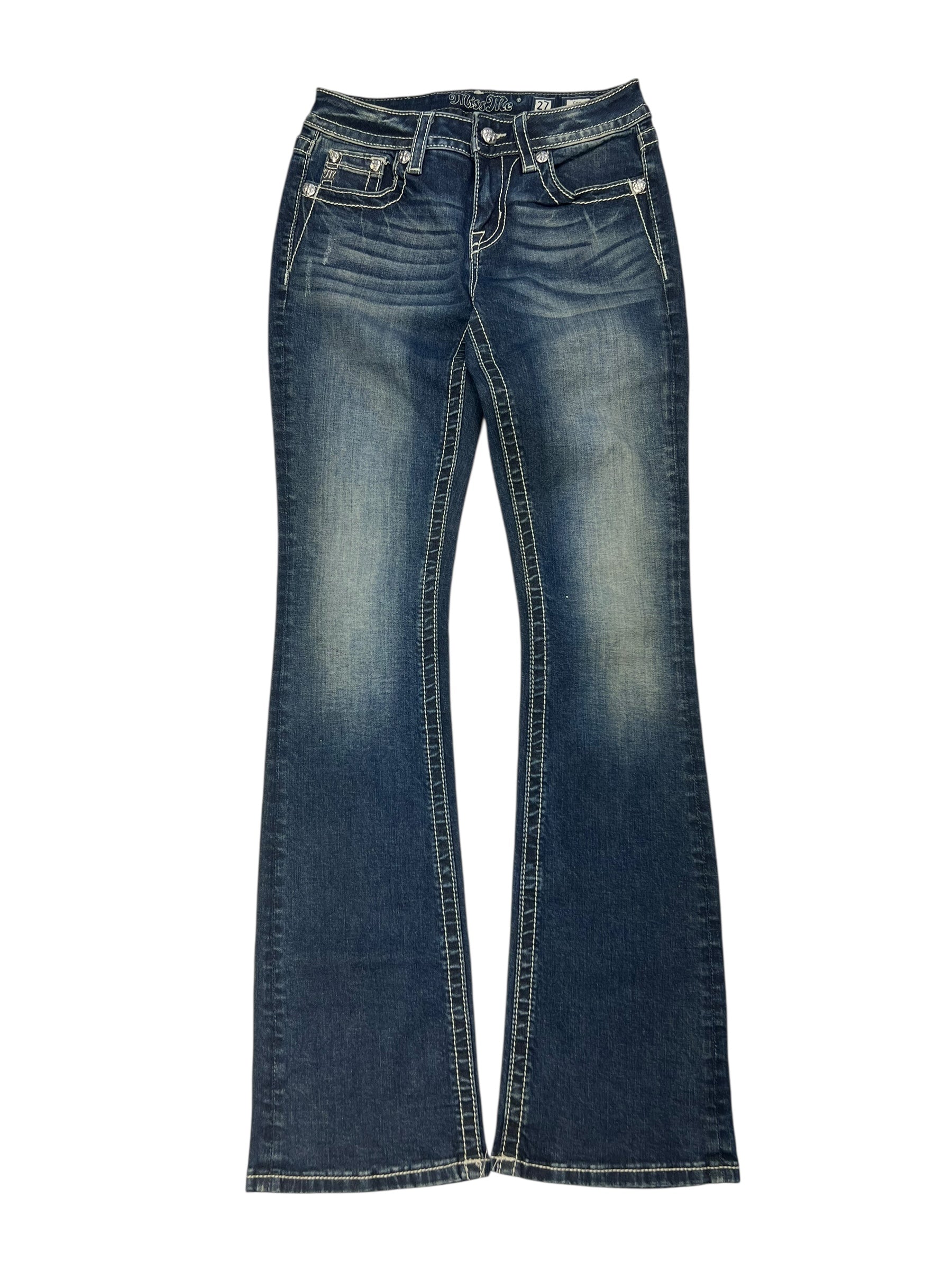Die Miss Me Low Rise Boot Jeans von ZAZA resell in Größe 27 (S) hat blauen Denim, weiße Nähte, Taschen vorne und hinten, Fading am Oberschenkel, Gürtelschlaufen und Bundweite, flach auf weißem Grund.