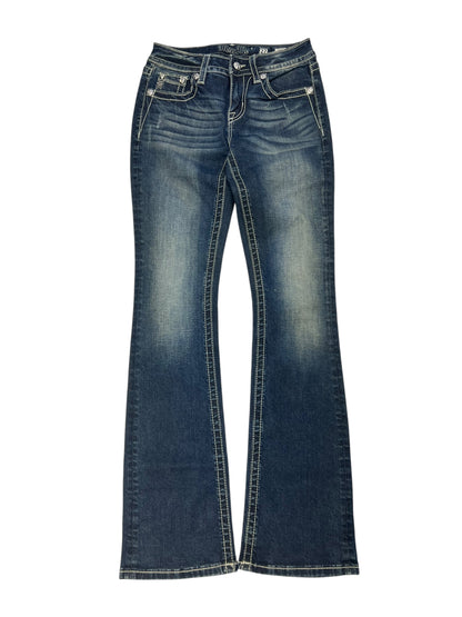 Die Miss Me Low Rise Boot Jeans von ZAZA resell in Größe 27 (S) hat blauen Denim, weiße Nähte, Taschen vorne und hinten, Fading am Oberschenkel, Gürtelschlaufen und Bundweite, flach auf weißem Grund.