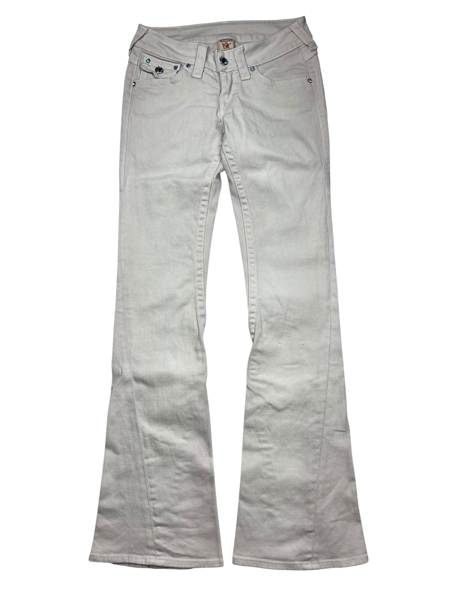 Die True Religion Disco Joey - Low Rise Boot Jeans von ZAZA resell in Größe 28 (S) ist in helles grau auf weißem Grund gehalten und zeigt die Vorderseite mit zwei Taschen, einer Münztasche, Bundweite, sowie Knopf- und Reißverschluss.
