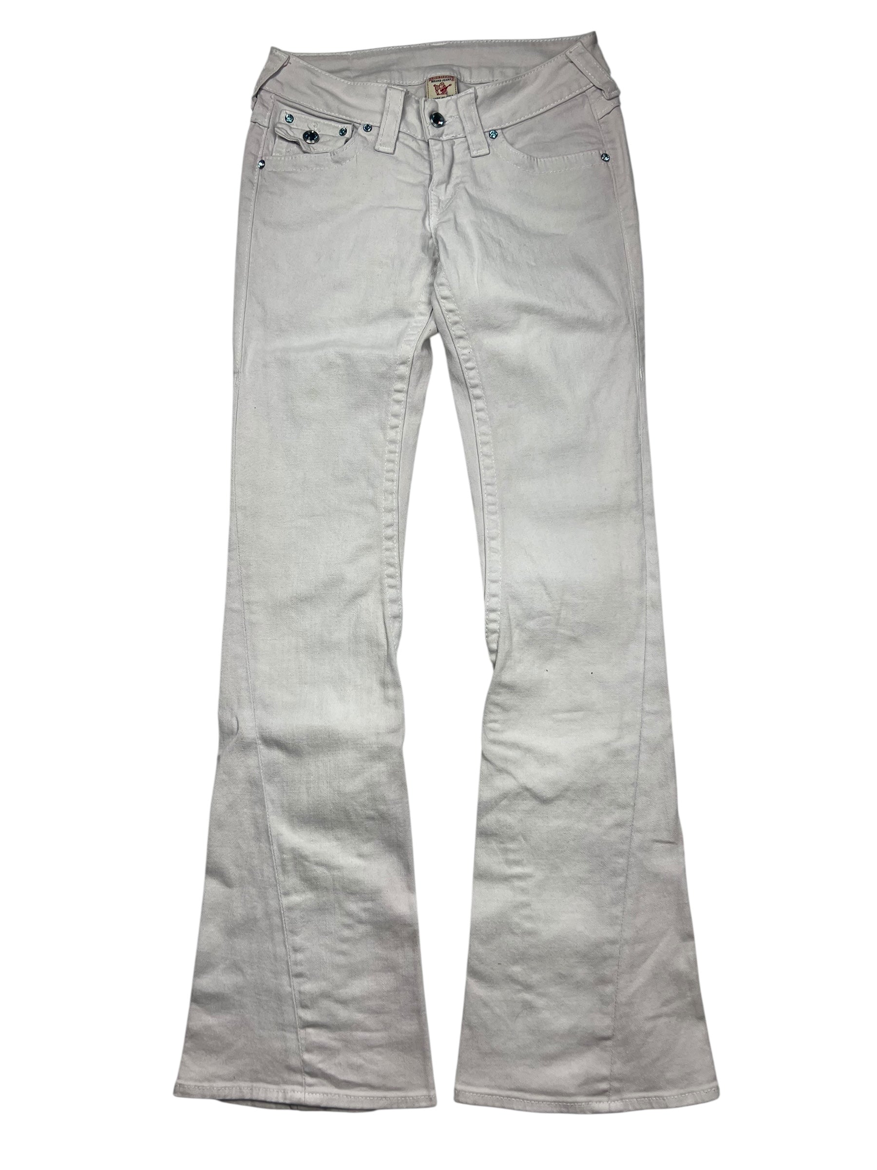 Die True Religion Disco Joey - Low Rise Boot Jeans von ZAZA resell in Größe 28 (S) ist in helles grau auf weißem Grund gehalten und zeigt die Vorderseite mit zwei Taschen, einer Münztasche, Bundweite, sowie Knopf- und Reißverschluss.