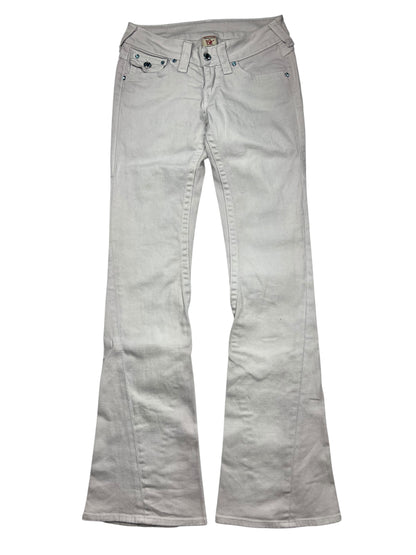 Die True Religion Disco Joey - Low Rise Boot Jeans von ZAZA resell in Größe 28 (S) ist in helles grau auf weißem Grund gehalten und zeigt die Vorderseite mit zwei Taschen, einer Münztasche, Bundweite, sowie Knopf- und Reißverschluss.