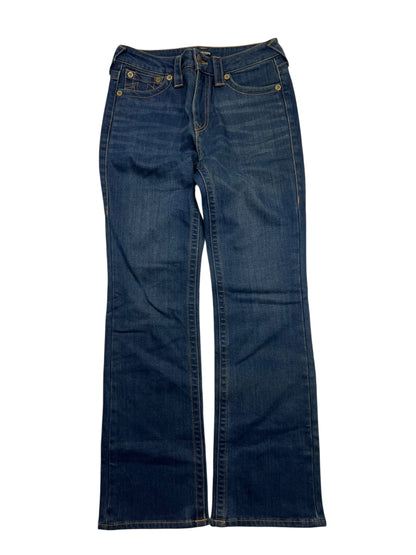 Die True Religion High Rise Straight Jeans von ZAZA wird in Größe 27 (S), dunkelblau im Bootcut-Stil, mit Vorder- und Gesäßtaschen, Gürtelschlaufen und einem Knopf-Reißverschluss wiederverkauft. Flach auf weißem Grund gelegt. Bundweite 36 für Komfort.
