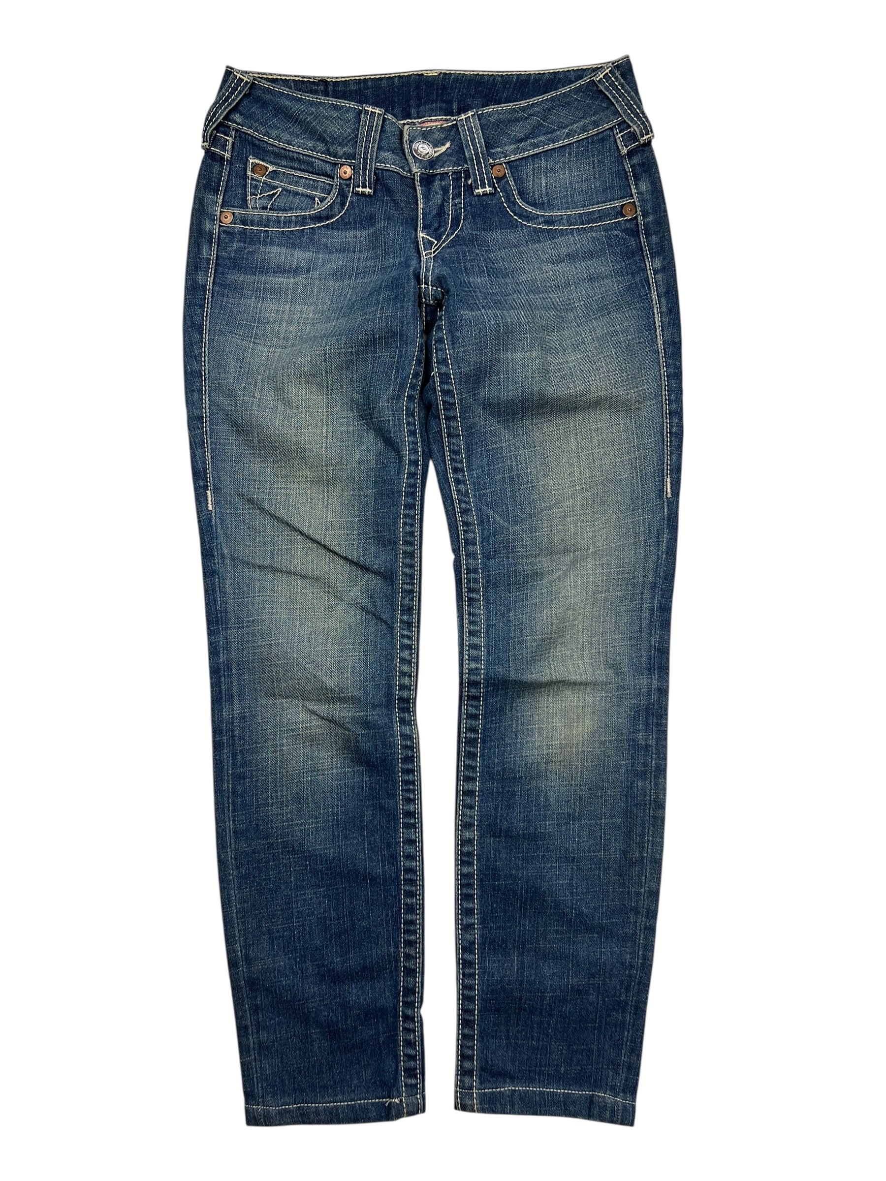 Ein Paar True Religion Skinny-Jeans von ZAZA resell in Größe 25 (S) mit blauer, verwaschener Waschung, Vordertaschen, Gürtelschlaufen und sichtbaren Nähten; inklusive Labelgröße und Bundweite für die perfekte Passform.