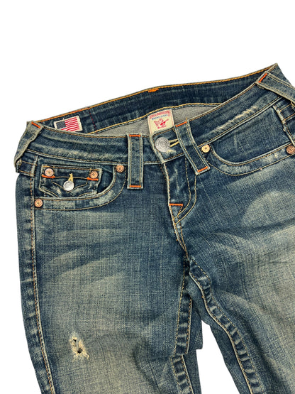 Die True Religion Billy - Low Rise Straight Jeans von ZAZA resell hat eine verblasste blaue Waschung, orangefarbene Nähte, Knopf- und Reißverschluss, eine kleine Vordertasche mit silbernem Knopf, Distressed-Details im Bereich der Tasche und des Oberschenkels und eine Außenbeinlänge von 101.