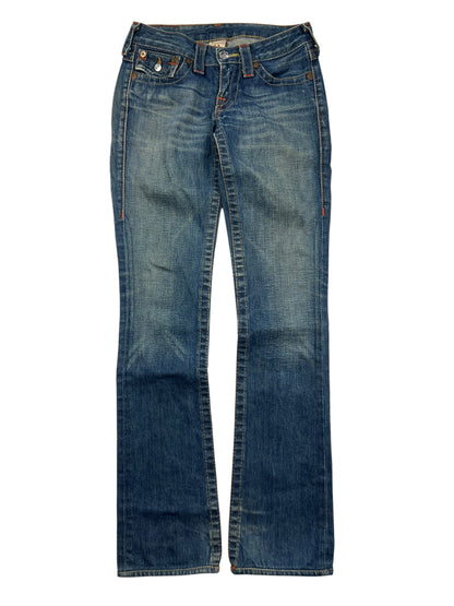 True Religion Billy - Low Rise Straight Jeans von ZAZA resell, Größe 24 (S), mit klassischem Five-Pocket-Styling, dezentem Oberschenkel-Fading und geradem Schnitt. Labelgröße und Bundweite abgebildet, Jeans flach auf weißem Hintergrund gelegt.