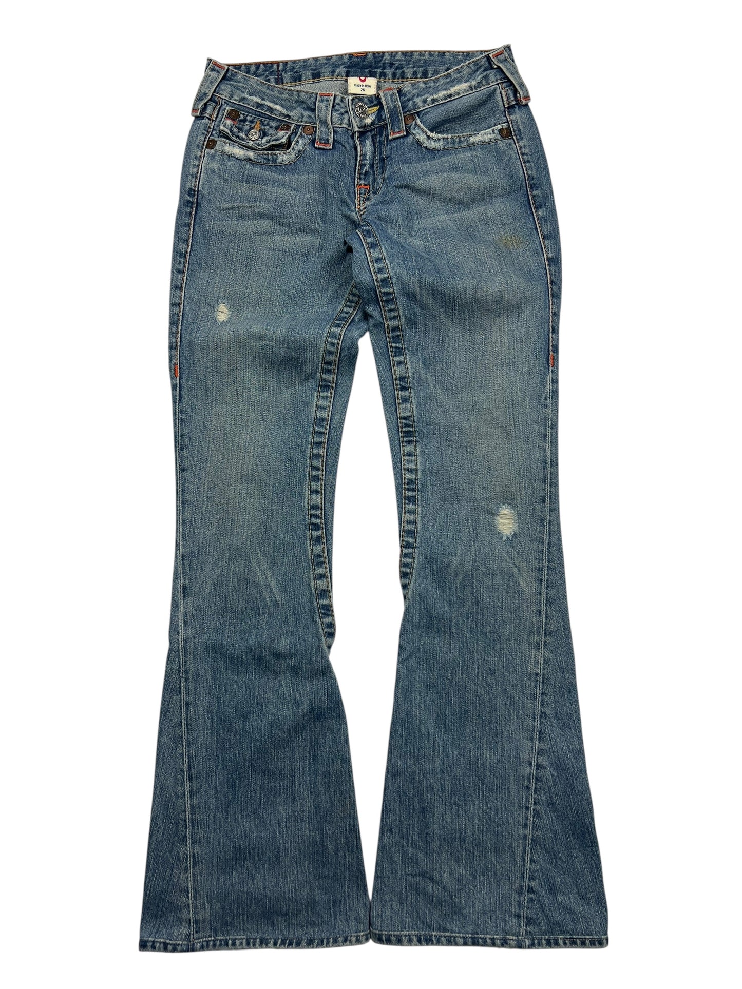 Die True Religion Joey - Low Rise Boot | 26 (S) Jeans von ZAZA resell sind blaue Bootcut-Jeans mit leichter Ausbleichung vorne, Used-Patches und Rissen am Oberschenkel. Sie verfügt über einen Button-Fly-Verschluss und listet Bundweite und Außenbeinlänge für Größengenauigkeit.