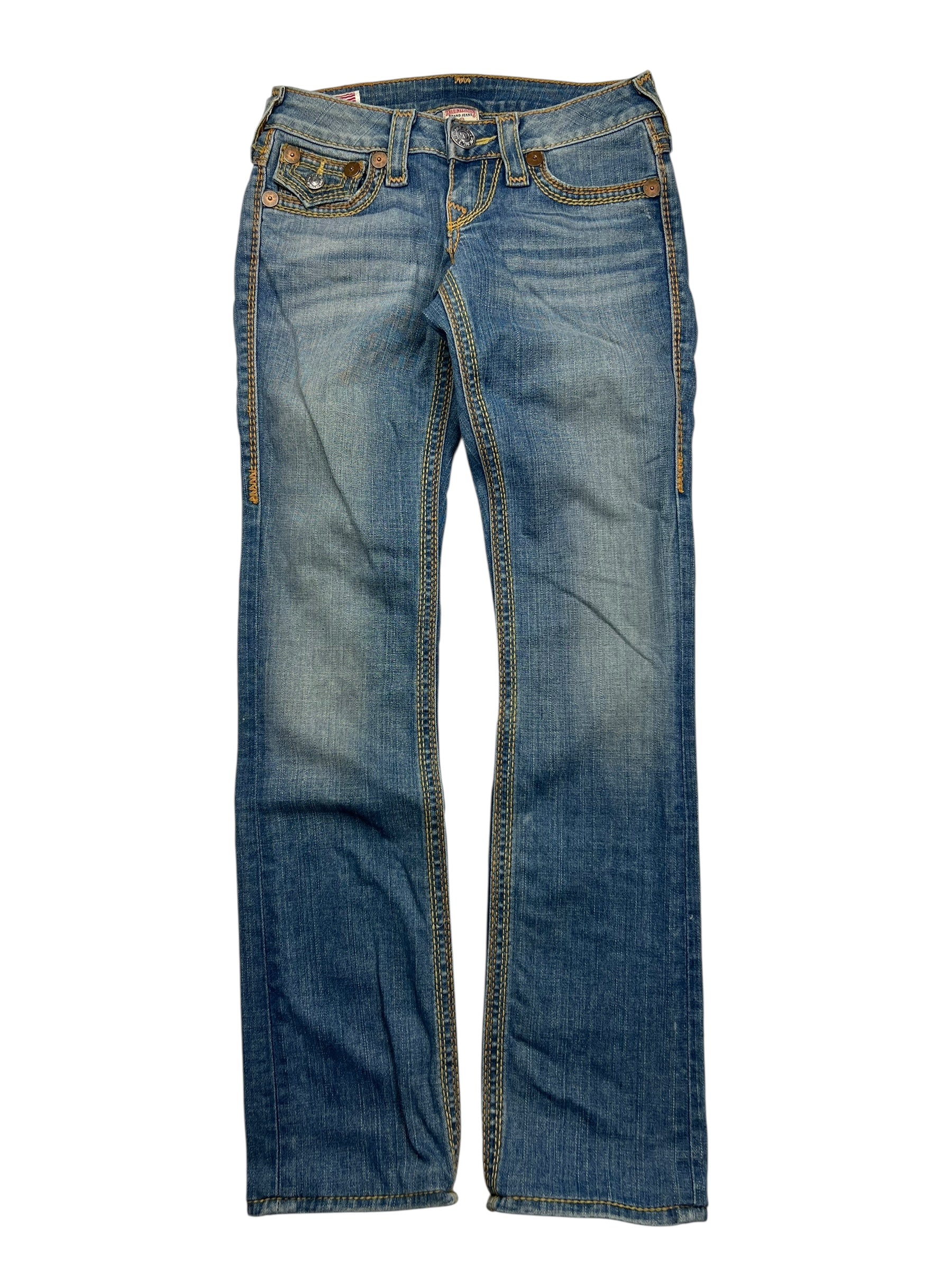 Die von ZAZA wiederverkaufte True Religion Billy QT - Low Rise Straight Jeans in Größe 24(S) hat blauen Denim mit ausgeblichenen Oberschenkeln, braune Nähte, eine gerade Beinform und Taschen vorne und hinten. Diese ultra-rare finden wird gezeigt, flach auf einem weißen Hintergrund gelegt.