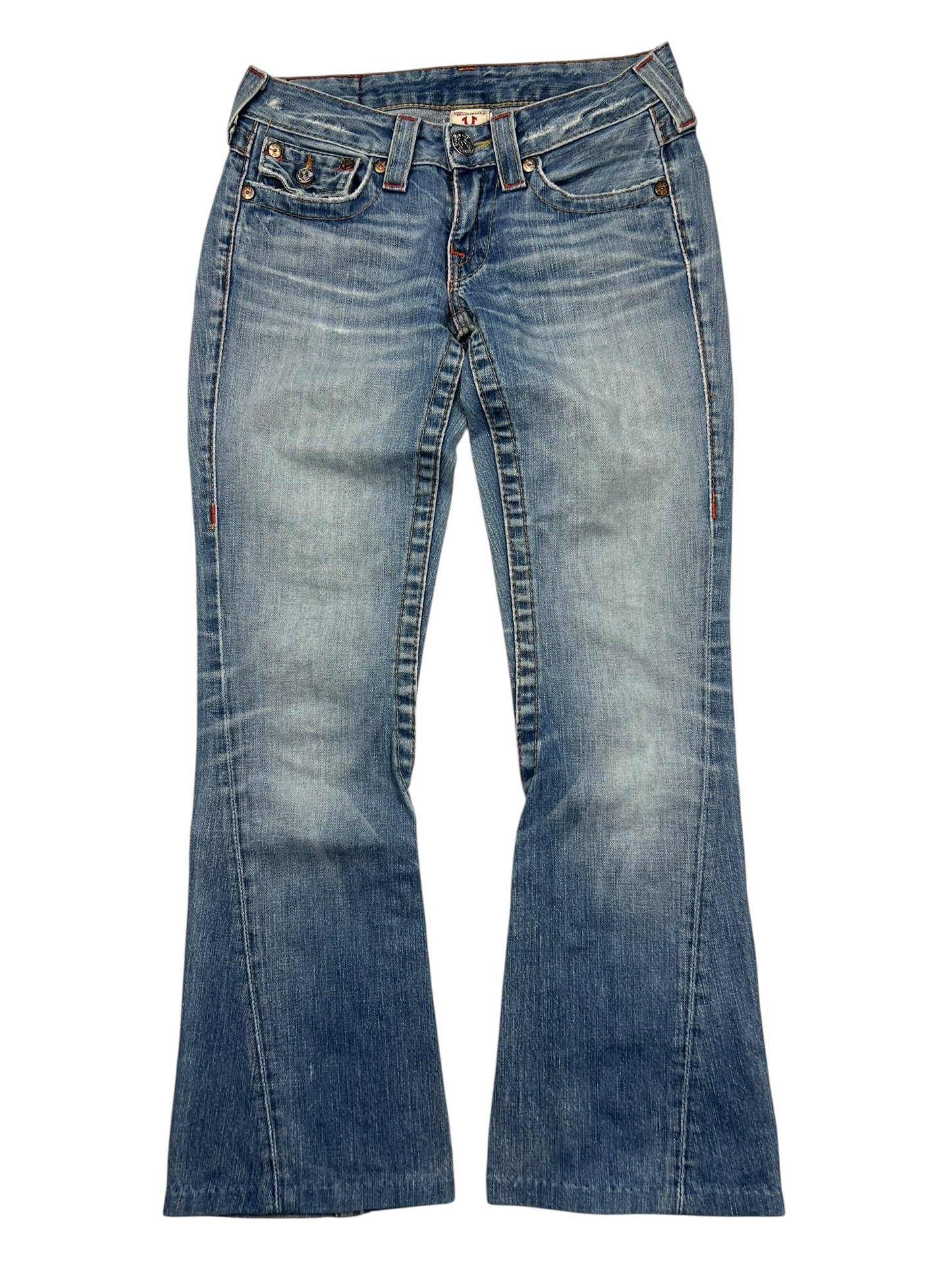 True Religion Joey Low Rise Boot Jeans von ZAZA resell in Größe 25 (S) mit blauer, verwaschener Waschung, ausgestelltem Bein, Taschen vorne und hinten und orangefarbenen Nähten. Jeans flach auf weiß gelegt; Bundweite und Labelgröße Details sind enthalten.