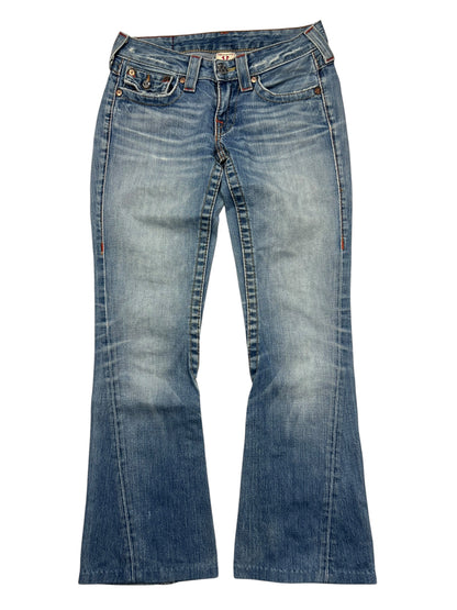 True Religion Joey Low Rise Boot Jeans von ZAZA resell in Größe 25 (S) mit blauer, verwaschener Waschung, ausgestelltem Bein, Taschen vorne und hinten und orangefarbenen Nähten. Jeans flach auf weiß gelegt; Bundweite und Labelgröße Details sind enthalten.