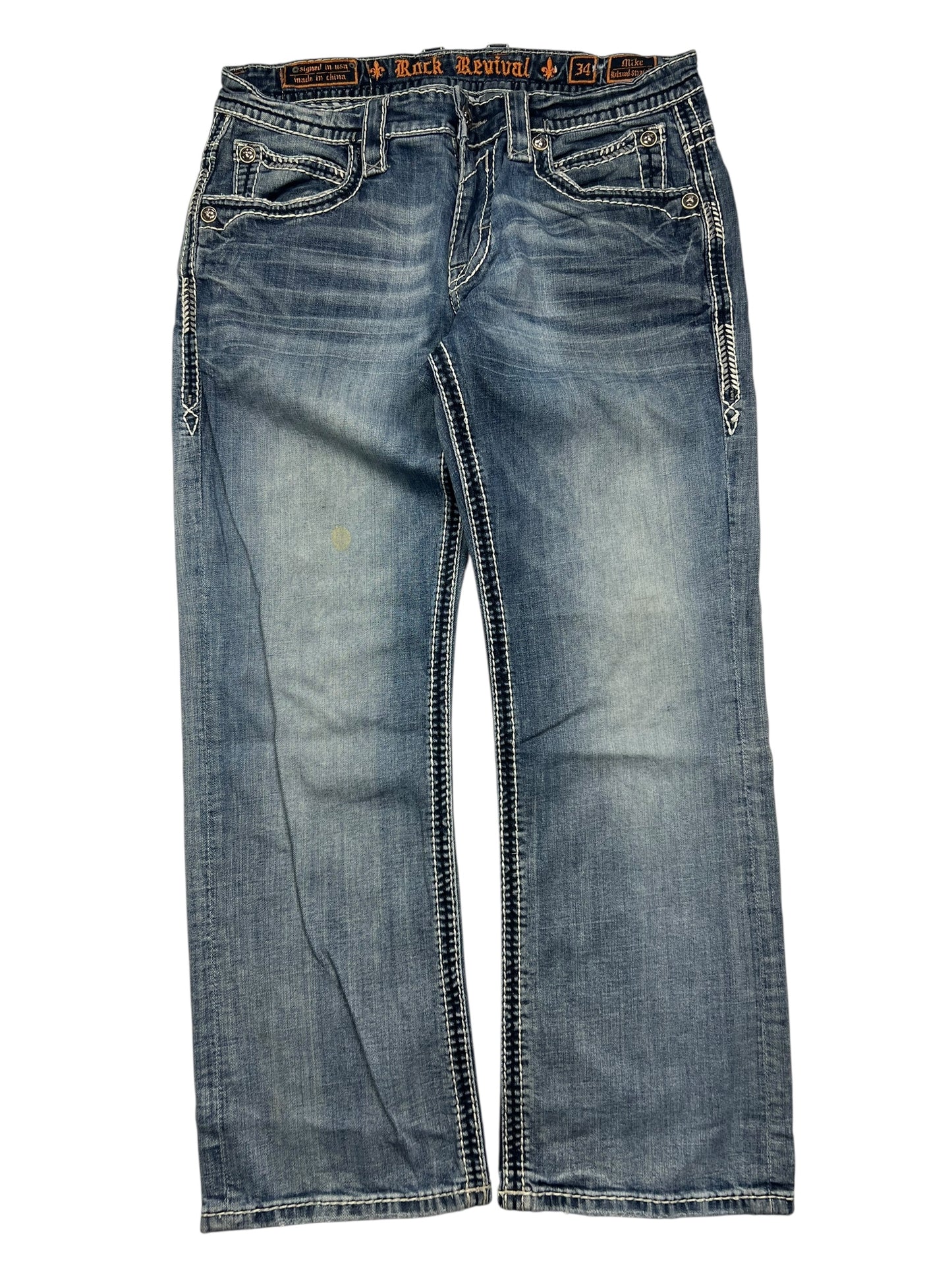 Ein Paar Rock Revival Relaxed Straight/Baggy Jeans von ZAZA resell in Größe 34 (M) aus blauem Denim mit weißen Nähten, Ziertaschen auf der Vorderseite und einem leicht ausgeblichenen Look, flach auf weißem Grund gelegt.