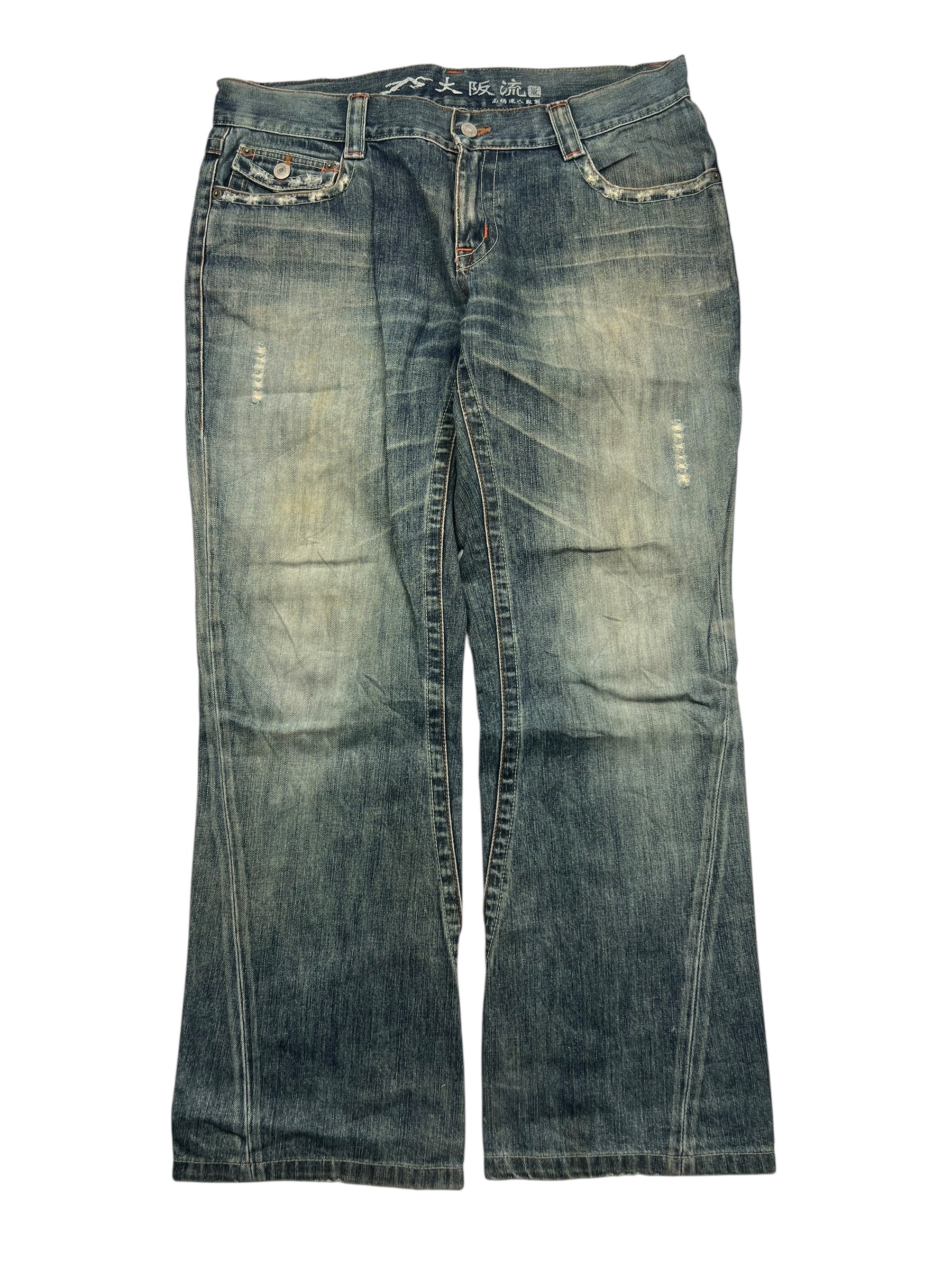 Die Big Train Boot | L von ZAZA resell - verblichene blaue Jeans mit leichten Gebrauchsspuren, Vordertaschen und Knopfleiste - wird flach liegend gezeigt. Die Maße für Bundweite und Außenbeinlänge helfen, die perfekte Passform zu gewährleisten.