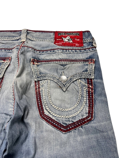 Nahaufnahme der Rückseite der True Religion Mega T Straight Jeans (34, ZAZA resell) mit detaillierten weißen und roten Nähten an der Tasche und am Bund sowie einem roten Markenetikett oben.