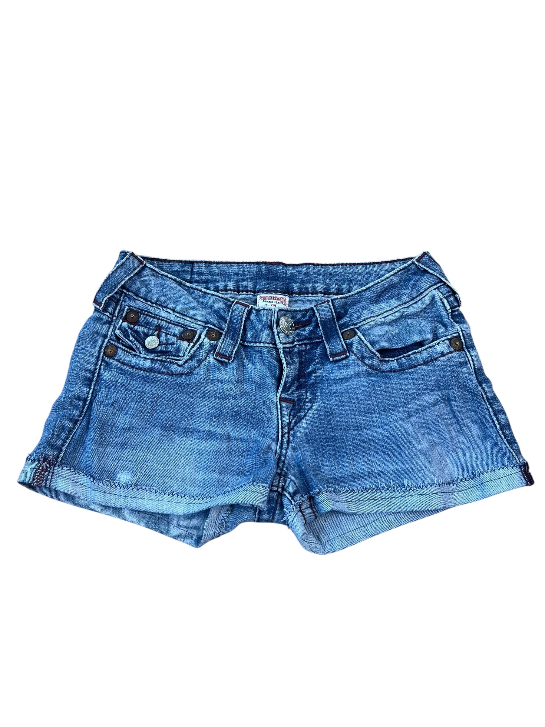 Ein Paar True Religion Shorts | 25 (XS) von ZAZA resell aus blauem Denim mit Vorder- und Gesäßtaschen, Knopf- und Reißverschluss, Bundweite 33, und sauber genähten, gefalteten Säumen, flach auf weißem Hintergrund gelegt.