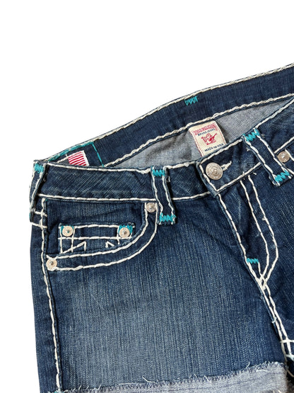 Nahaufnahme des Oberteils der True Religion Shorts von ZAZA resell, Größe 30 (M), mit weißen Nähten, Vordertasche, Knopfleiste und Bundetikett. Mit leicht abgenutztem Finish für einen lässigen Look.
