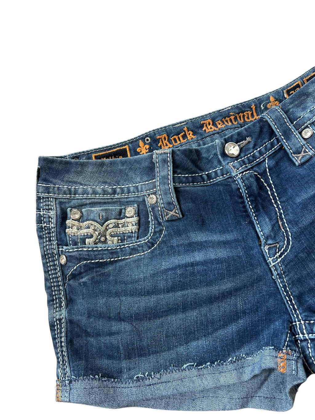 Nahaufnahme der blauen Denim Rock Revival Shorts | 30 (M/L) von ZAZA resell, mit Ziernähten an den Taschen, sichtbarem Logo am Bund, Bundweite 41 und ausgefranstem Saum.