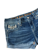 Nahaufnahme der blauen Denim Rock Revival Shorts | 30 (M/L) von ZAZA resell, mit Ziernähten an den Taschen, sichtbarem Logo am Bund, Bundweite 41 und ausgefranstem Saum.