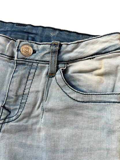 Nahaufnahme des Bundes und der Vordertasche der True Religion Shorts | S von ZAZA resell, mit Metallknopf, Gürtelschlaufe, genähten Details und einem verblichenen gelblichen Fleck in der Nähe der Tasche für einen einzigartigen Touch.