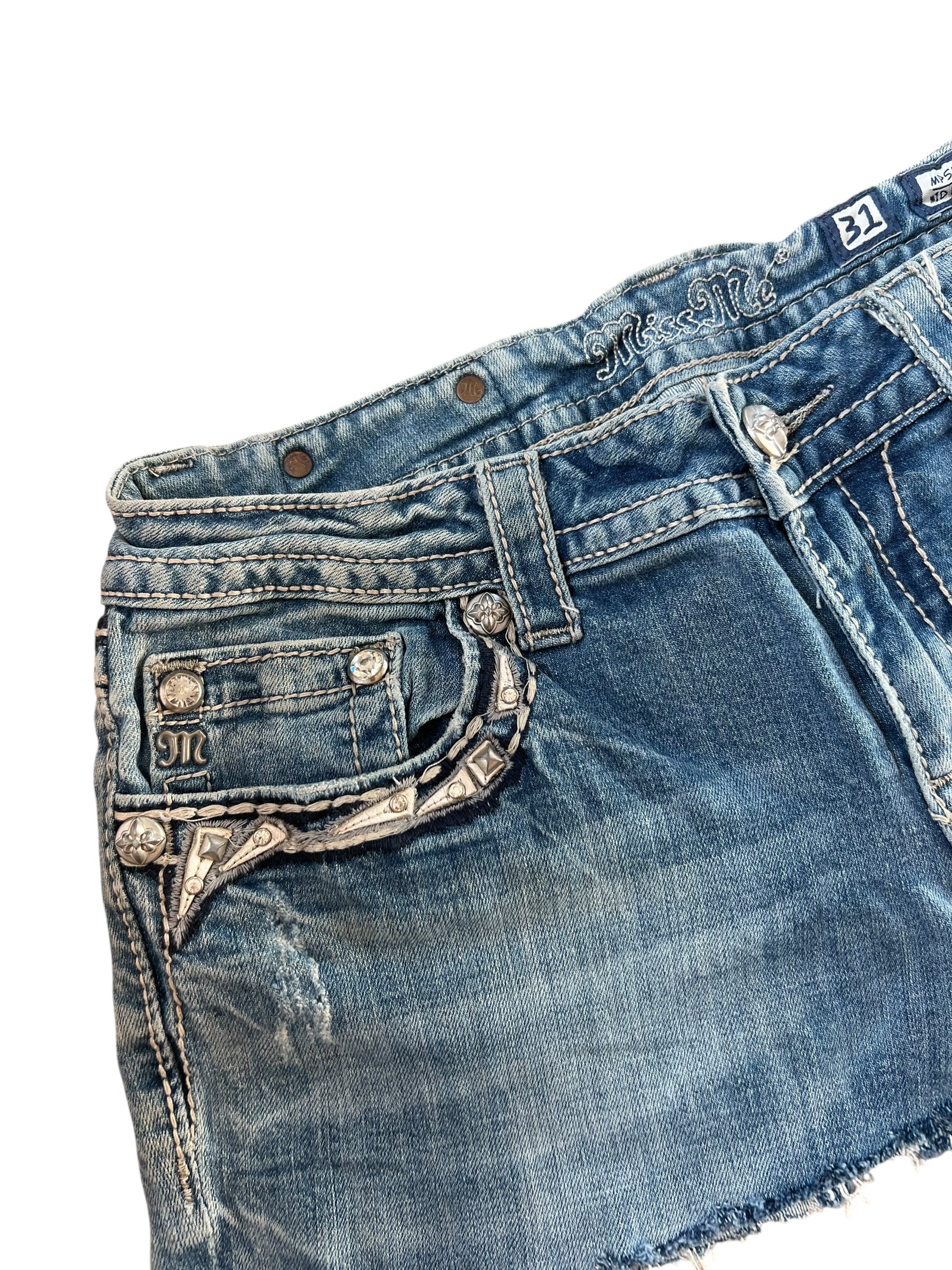 Blauer Miss Me Rock | 31 (M) von ZAZA resell mit Ziernähten, Taschenknöpfen, verblasster Waschung, ausgefranstem Saum, Bundweite 38 und dem Miss Me Label über der Fronttasche für einen einzigartigen Touch.