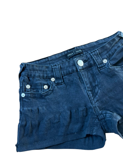 True Religion Shorts | 28 (XS) von ZAZA resell in dunkelblauem Denim mit Knöpfen und Taschen vorne, Labelgröße 28,5 cm, flach auf weißem Grund abgebildet.