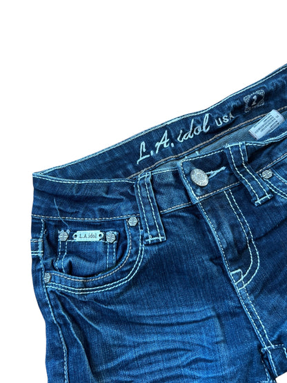 Eine Nahaufnahme des Bunds und des oberen Teils der blauen Denim LA idol USA Shorts | XS von ZAZA resell, mit weißen Nähten. Das innere Etikett zeigt LA idol USA und die Größe, mit einem kleinen LA idol Tag über der Vordertasche.