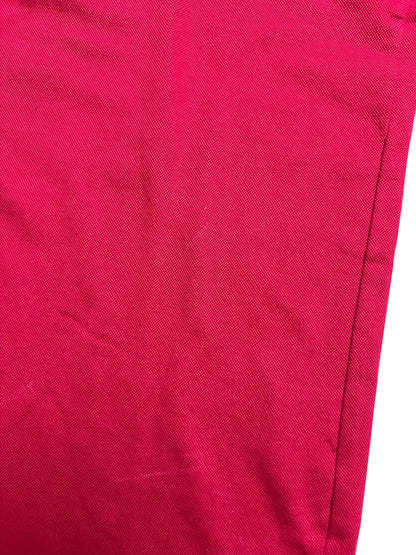 Eine Nahaufnahme eines Burberry Polo Shirts (L) von ZAZA resell zeigt rosa Stoff mit sichtbaren Nähten, leichte Falten, Maße in Zentimetern, und Zustand 8/10.