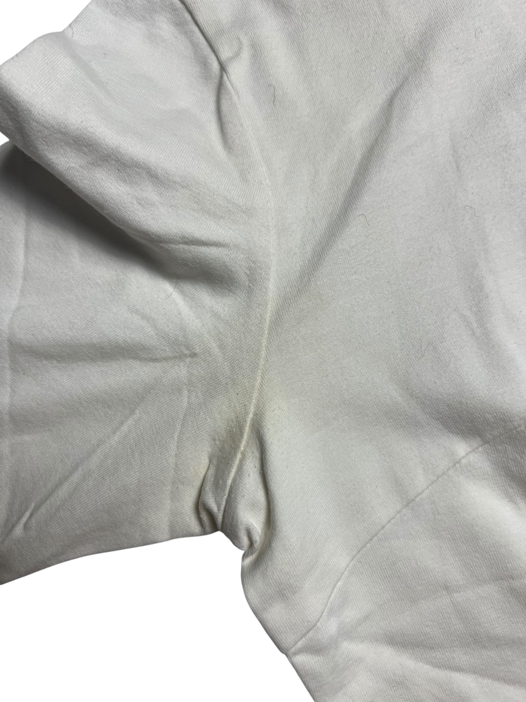Eine Nahaufnahme des Achselbereichs eines Burberry Polo Shirts (XS) von ZAZA resell (Zustand 8/10), mit leichten gelblichen Flecken und einigen Falten im Stoff.