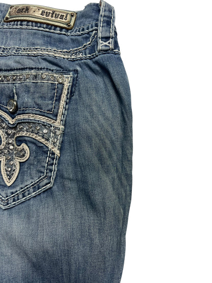 Rock Revival Mid Rise Boot Jeans (Größe 32/XL) von ZAZA resell in blauem Denim, mit Strassstein und bestickter Gesäßtasche, Rock Revival Metallbundlabel. Bundweite 46, Außenbeinlänge 110. Teilansicht auf weißem Hintergrund.