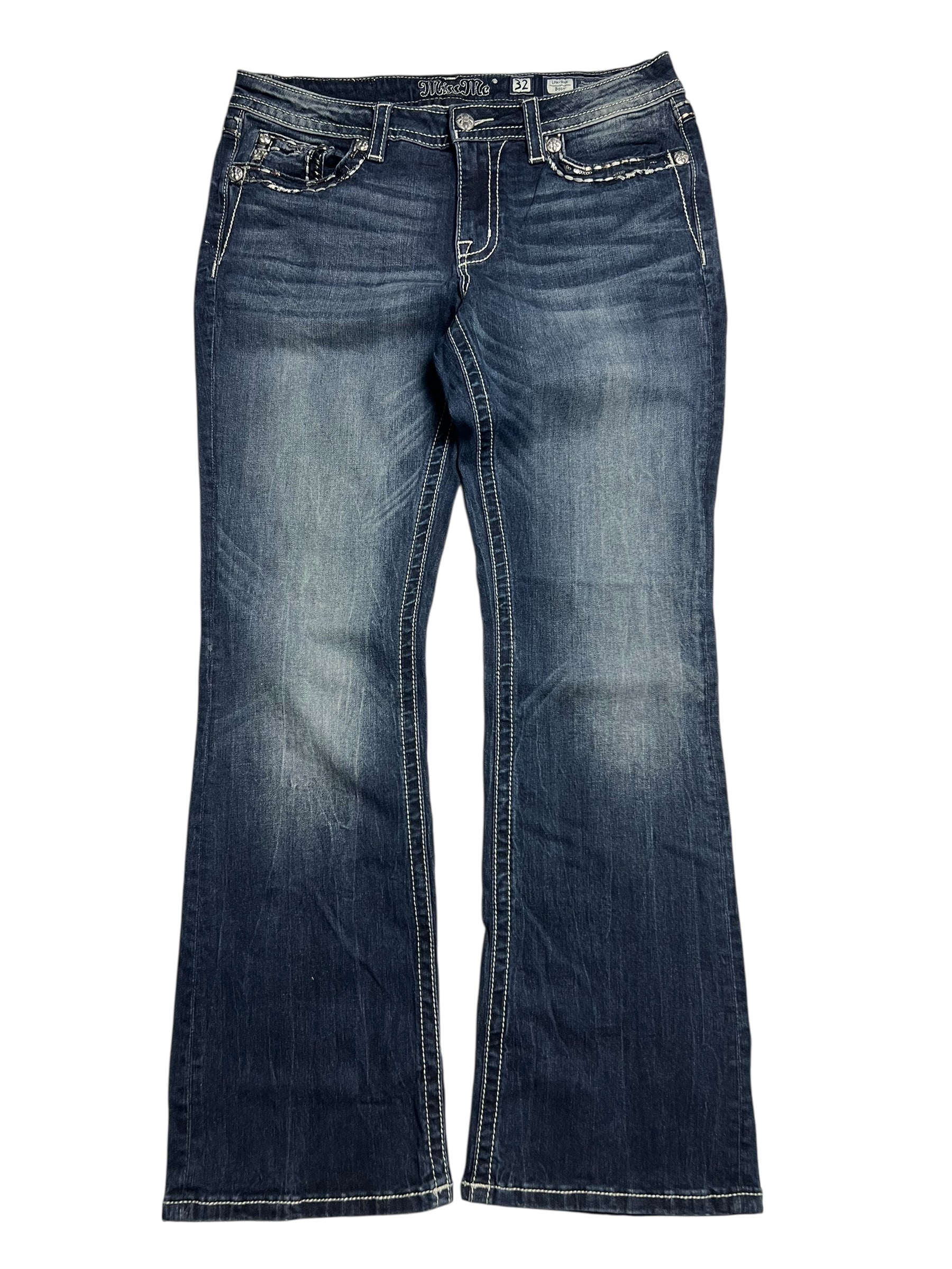 Die Miss Me Low Rise Boot | 32 (L) von ZAZA resell zeichnet sich durch blauen Faded Denim, weiße Nähte, fünf Taschen und einen Bootcut-Beinschnitt aus. Details in Bundweite und Labelgröße sorgen für die perfekte Passform. Flach auf einem weißen Hintergrund.
