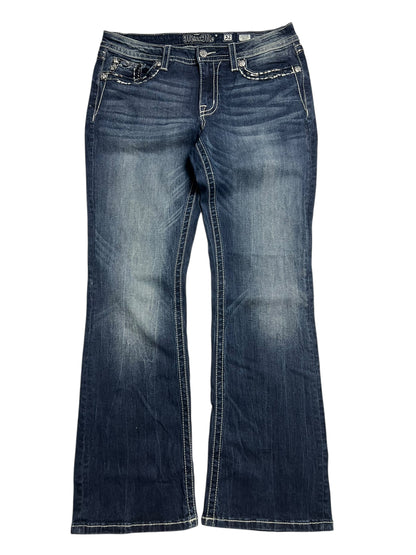 Die Miss Me Low Rise Boot | 32 (L) von ZAZA resell zeichnet sich durch blauen Faded Denim, weiße Nähte, fünf Taschen und einen Bootcut-Beinschnitt aus. Details in Bundweite und Labelgröße sorgen für die perfekte Passform. Flach auf einem weißen Hintergrund.