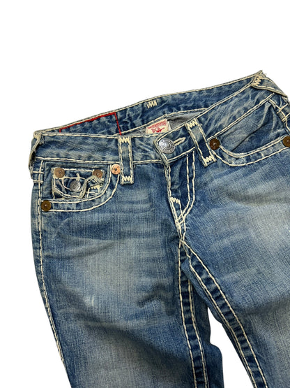 Die True Religion Billy Super T - Low Rise Straight Jeans von ZAZA resell, Größe 24 (S), verfügt über blauen Denim, weiße Kontrastnähte, Metallnieten, Ziertaschen, Bundweite und Labelgröße für eine bequeme Passform.