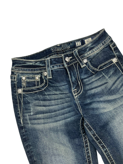 Miss Me Low Rise Boot Jeans (Labelgröße 27, S) von ZAZA resell aus blauem Denim mit weißen Kontrastnähten, silbernen Knöpfen, Miss Me Label am Bund und verblichenen Distressed-Details.