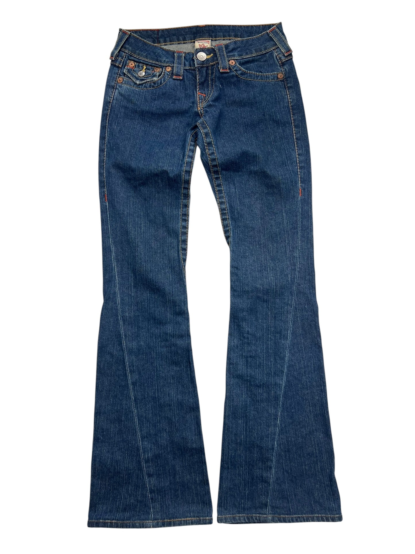 True Religion Joey - Low Rise Boot Jeans von ZAZA resell, Größe 24 (S), blauer Denim Bootcut mit Vorder- und Gesäßtaschen, Knopf- und Reißverschluss, sichtbare Nähte, Bundweite 36 cm, Beinöffnung 22 cm; flach auf weißem Grund.