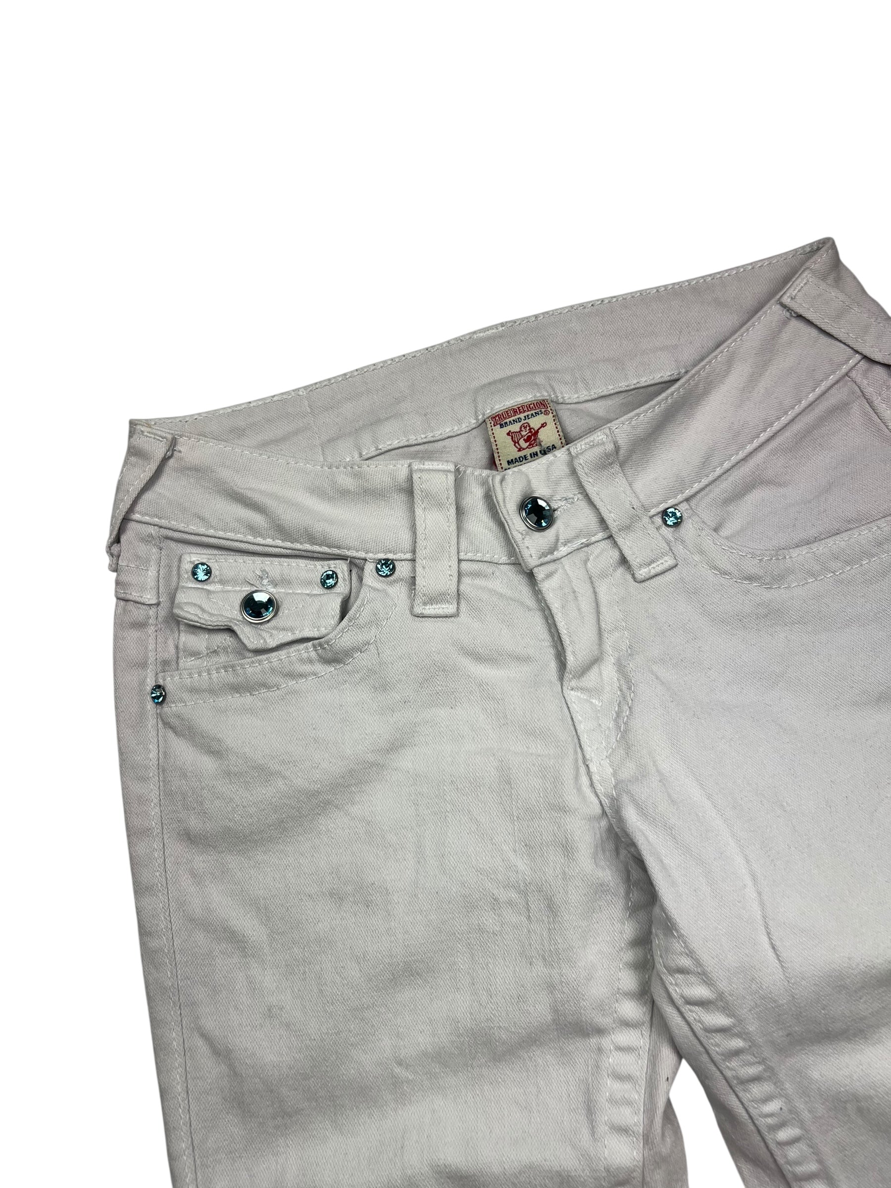 Die True Religion Disco Joey - Low Rise Boot Jeans in weiß, Größe 28 (S) von ZAZA resell, verfügt über tealfarbene Nieten und Knopfakzente, ein gebrandetes Bundlabel mit Bundweite, und wird auch in helles grau für vielseitiges Styling angeboten.