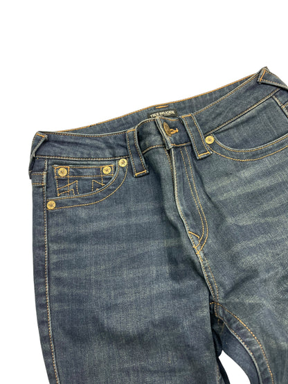 True Religion High Rise Straight Jeans (Größe 27, S) von ZAZA resell, mit blauem Denim, gelben Nähten, goldenen Knöpfen, charakteristischem Taschen-Design und gemessener Bundweite, fotografiert auf weißem Hintergrund.