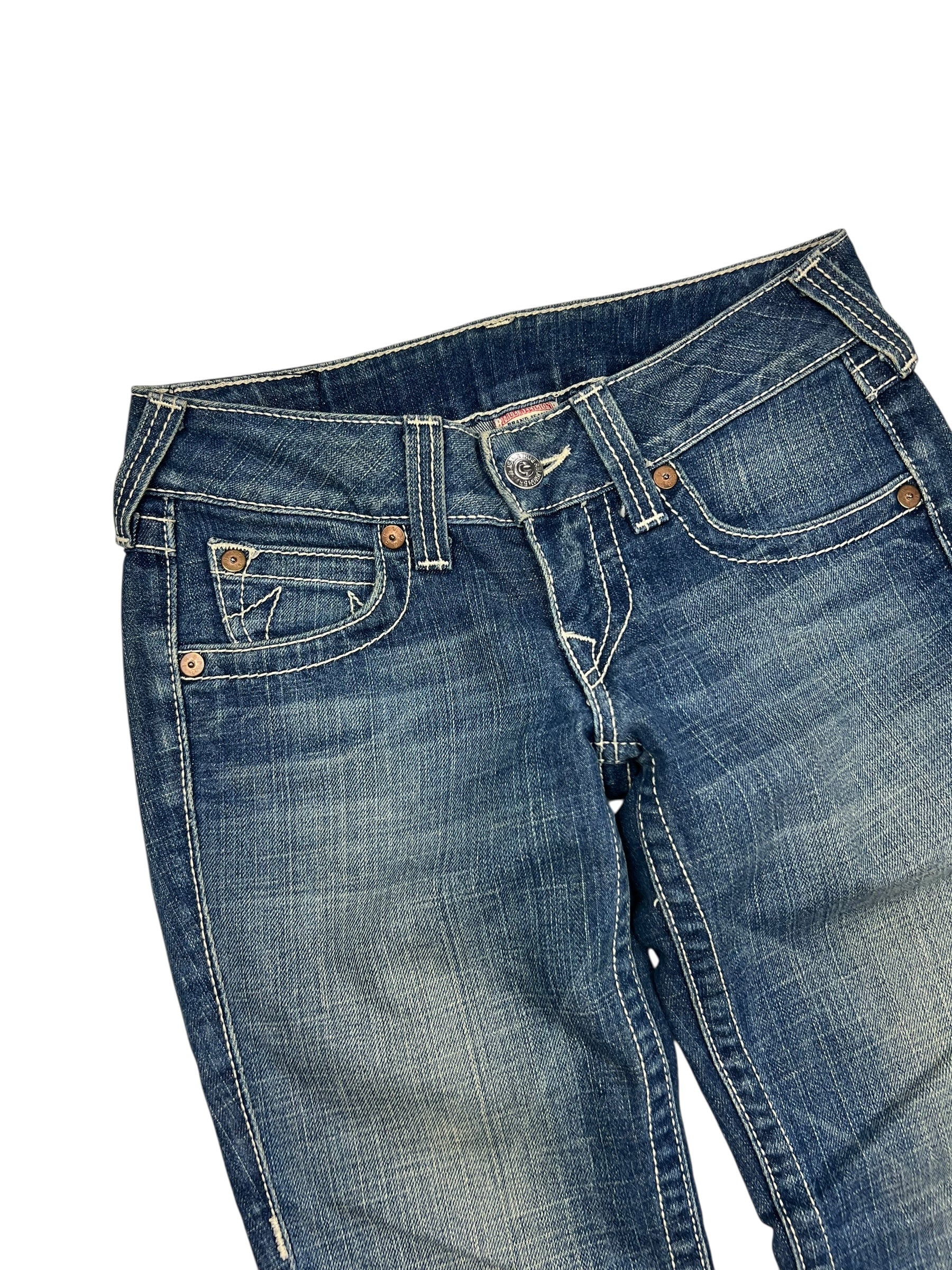 Die True Religion Skinny Jeans von ZAZA resell in Größe 25 (S) hat blauen Denim, weiße Nähte, Knopfverschluss, Taschen vorne und sichtbare Abnutzungsmuster. Labelgröße und Bundweite sind für die perfekte Passform angegeben.