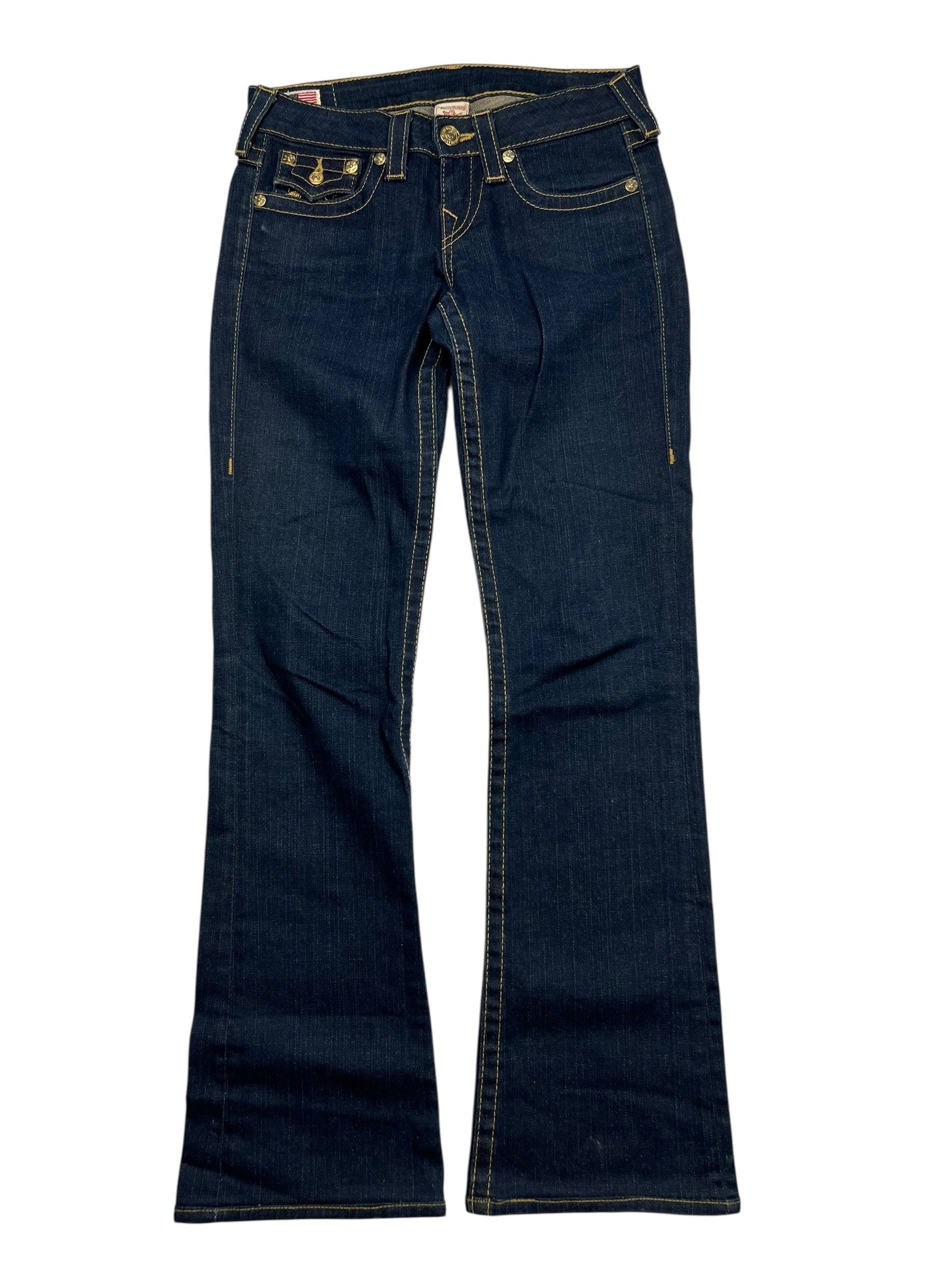 Ein seltenes Paar True Religion Becky Low Rise Boot Jeans (Größe 26/S) von ZAZA resell, in dunkelblau mit goldenen Nähten, Vorder- und Gesäßtaschen und einem Knopfverschluss, flach auf einem weißen Hintergrund dargestellt.