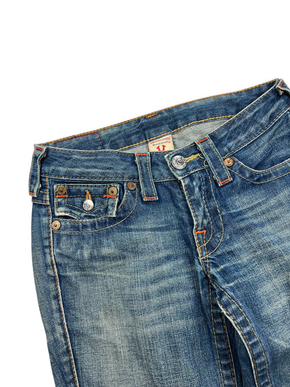 Eine Nahaufnahme des Bundes und des oberen Teils der True Religion Billy - Low Rise Straight Jeans (24/S) von ZAZA resell zeigt den Knopf, die Gürtelschlaufen, die Vordertaschen, die orangefarbenen Nähte und den leicht abgenutzten Look, der ihr Charakter verleiht.