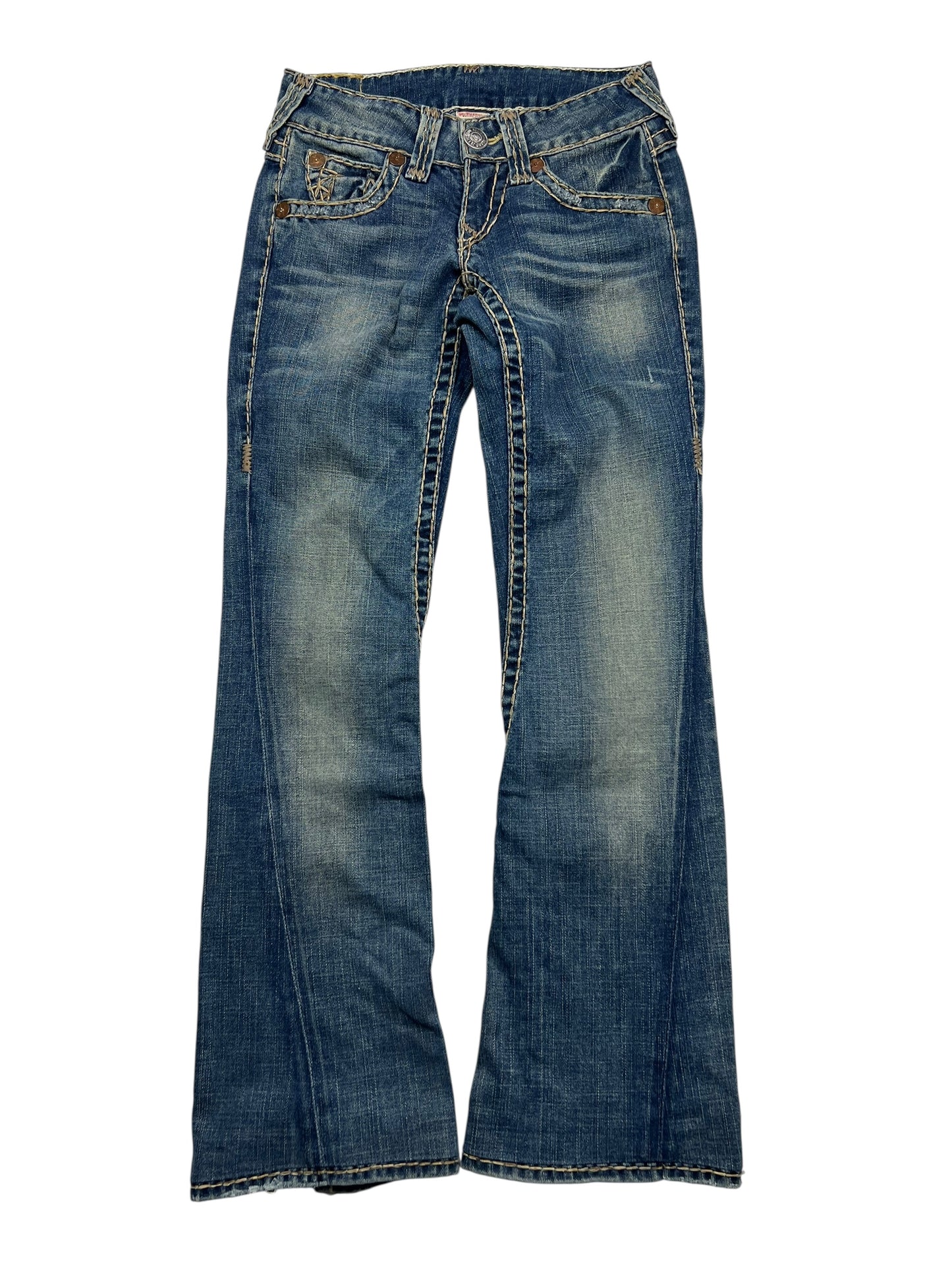 Ein Paar True Religion Joey Super T Low-Rise Blue Bootcut Jeans (Größe 26/S) von ZAZA resell mit verblassten Details, Kontrastnähten und fünf Taschen, flach auf weiß gelegt. Labelgröße und Bundweite sind für die perfekte Passform angegeben.