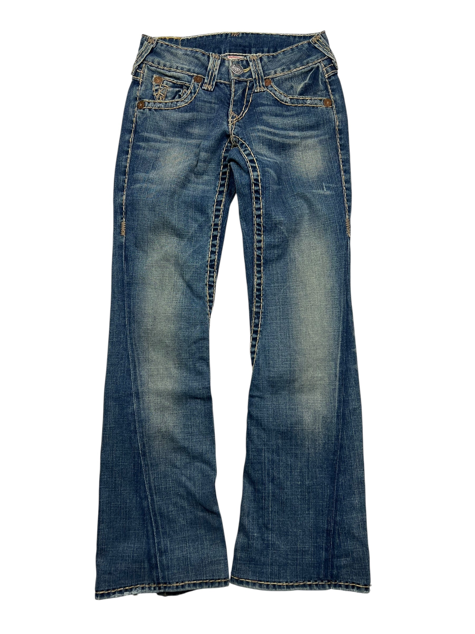 Ein Paar True Religion Joey Super T Low-Rise Blue Bootcut Jeans (Größe 26/S) von ZAZA resell mit verblassten Details, Kontrastnähten und fünf Taschen, flach auf weiß gelegt. Labelgröße und Bundweite sind für die perfekte Passform angegeben.