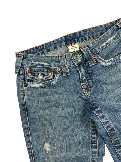 True Religion Joey Low-Rise Bootcut-Jeans in Größe 26 (S) von ZAZA resell, blauer Denim mit verblichenem, gealtertem Finish, sichtbaren Abnutzungen in der Nähe der Taschen und einem kleinen Riss am linken Oberschenkel. Angaben zu Labelgröße und Bundweite vorhanden.