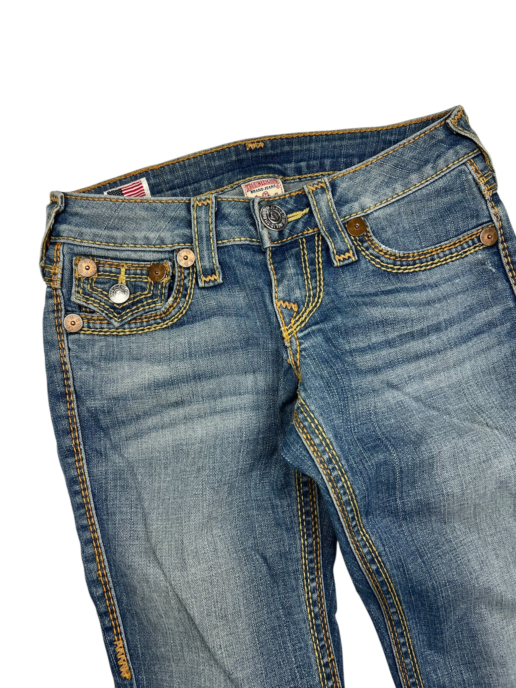 True Religion Billy QT - Low Rise Straight Jeans von ZAZA resell, Größe 24 (S), aus blauem Denim mit hellbraunen Nähten, Ziernähten, Metallknöpfen, Vordertaschen und verblichenem Look. Abgebildet von der Taille bis zur Mitte des Oberschenkels auf einem weißen Hintergrund. Bundweite 35.