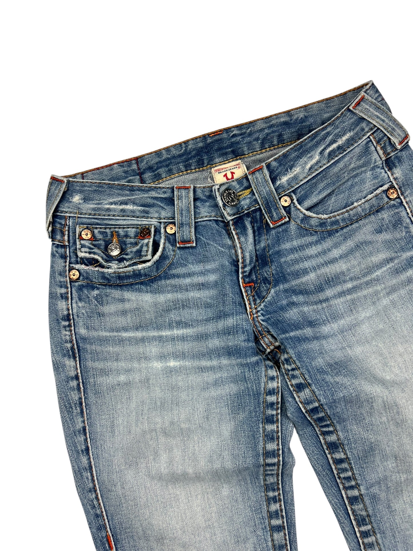 True Religion Joey - Low Rise Boot Jeans von ZAZA resell in Größe 25 (S). Blauer Denim mit sichtbarem Fading, rote Nähte, Knopfleiste, Münztasche, Gürtelschlaufen. Bundweite und Labelgröße beschriftet. Ausgestellt auf weißem Hintergrund.