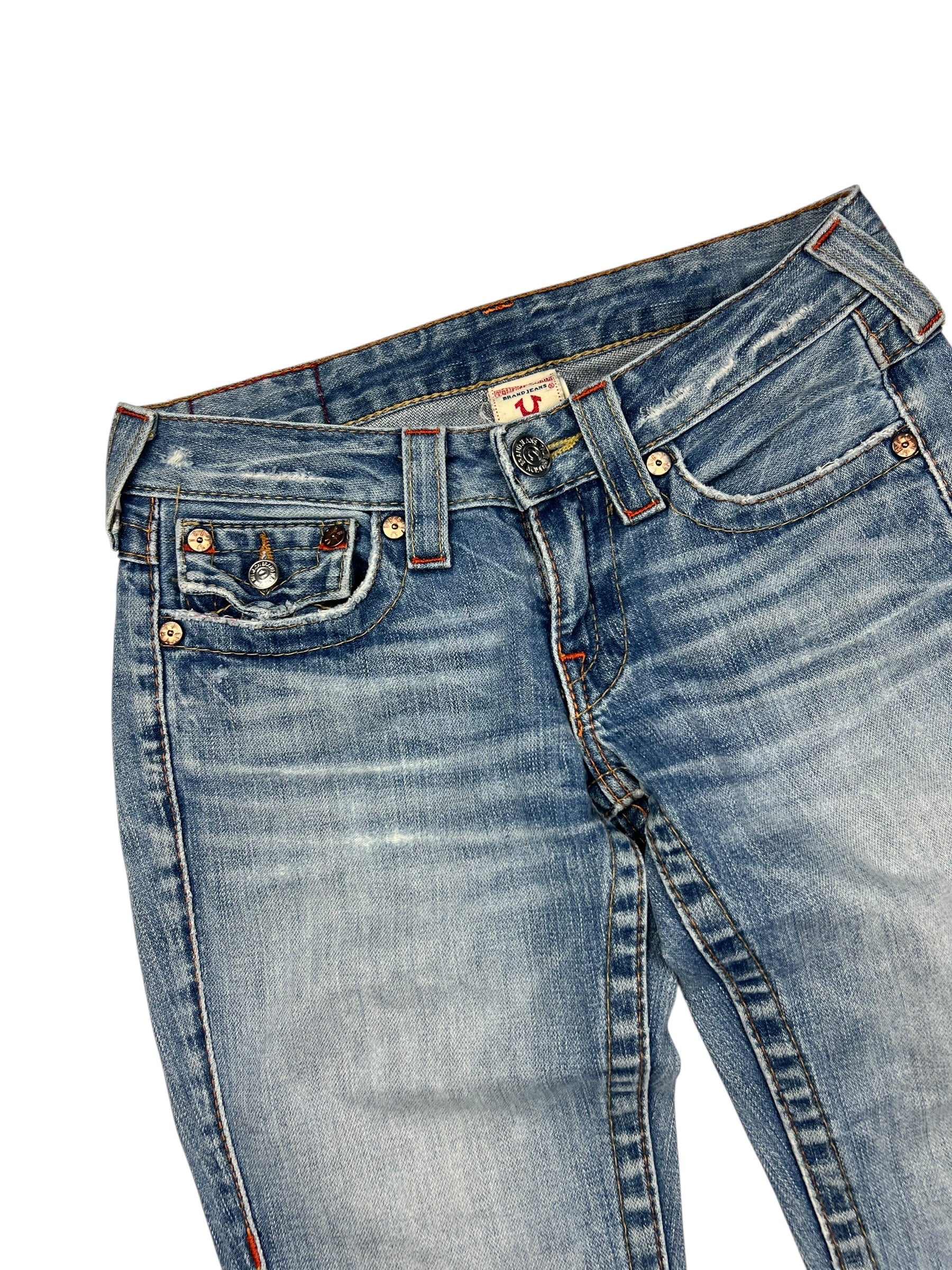 True Religion Joey - Low Rise Boot Jeans von ZAZA resell in Größe 25 (S). Blauer Denim mit sichtbarem Fading, rote Nähte, Knopfleiste, Münztasche, Gürtelschlaufen. Bundweite und Labelgröße beschriftet. Ausgestellt auf weißem Hintergrund.