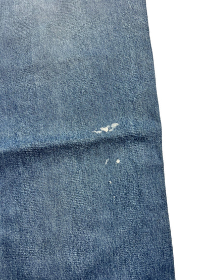 Ein blauer Denimschnitt mit abgenutzten Löchern und Distressed-Spots, gesetzt auf Weiß-Attribute wie Bundweite und Labelgröße machen die True Religion Straight | 34 (L) von ZAZA resell perfekt für eine detaillierte Bekleidungsanalyse.