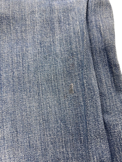 Nahaufnahme des blauen Denim-Stoffes der von ZAZA wiederverkauften True Religion Mega T Straight | 34 (M), die die Webart, die Textur und einen schwachen Abnutzungsfleck zeigt - ideal für alle, die eine genaue Bundweite oder Labelgröße 34 suchen.