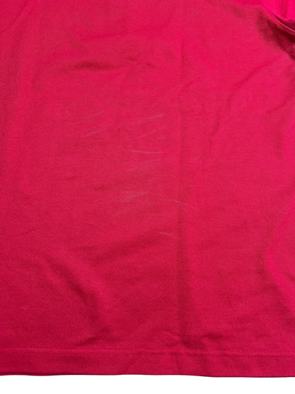 Eine Nahaufnahme eines Burberry Polo Shirts (L) von ZAZA resell zeigt roten Stoff mit schwachen weißen Kratzspuren und Falten; Zustand: 8/10.