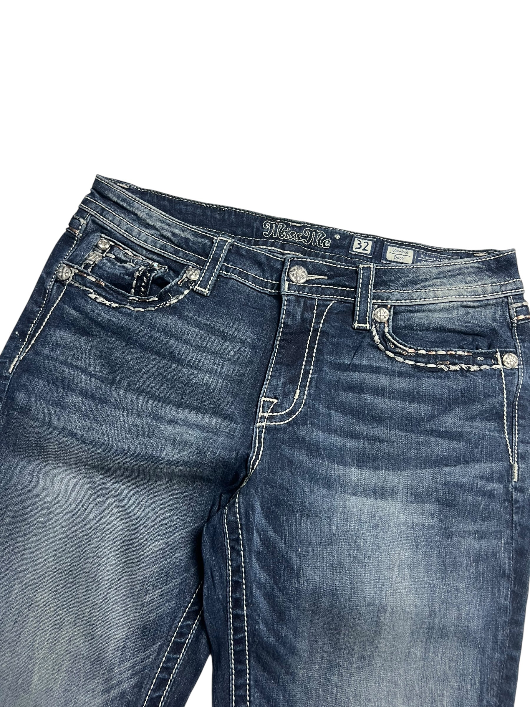 Die Miss Me Low Rise Boot Jeans in Größe 32 (L) von ZAZA resell hat blauen Denim, weiße Kontrastnähte, genietete Vordertaschen und einen verblichenen, leicht abgenutzten Look.